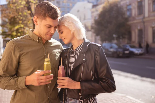 Dva krásní lidé začínají své ráno zdravé — Stock fotografie