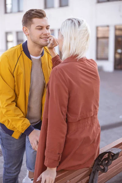 Mooie vrouw het verzorgen van haar vriend — Stockfoto