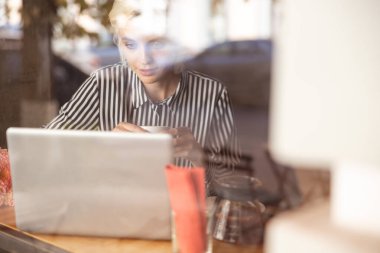 İşine odaklanmış oldukça serbest çalışan biri.