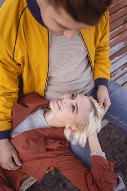 Mutlu bayan erkek arkadaşıyla günün tadını çıkarıyor.