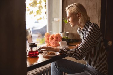 Kafede çalışan serbest meslek sahibi güzel bir kadın.