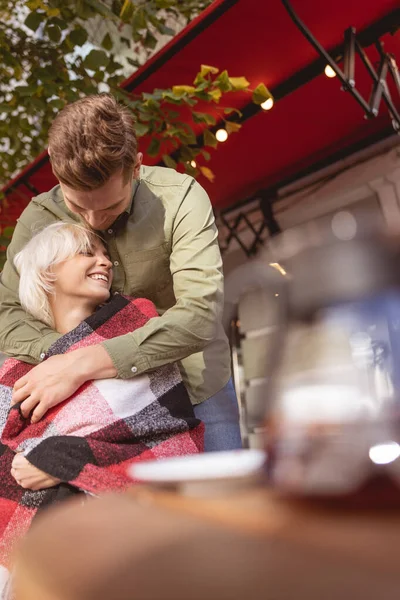 Mooie vrouw glimlachen in handen van haar vriend — Stockfoto