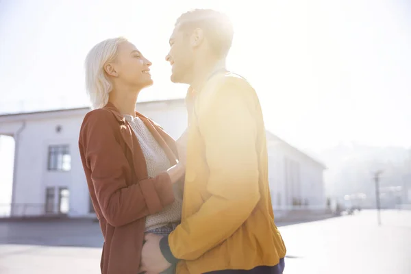 Zwei liebende Menschen beim morgendlichen Spaziergang — Stockfoto