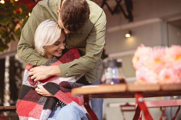 Mooie vrouw wordt geliefd en gelukkig met haar vriend — Stockfoto