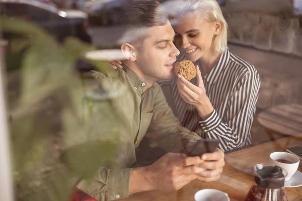 Twee geliefden ontbijten in het café — Stockfoto