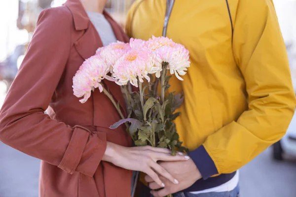 男人送给他心爱的女朋友一束花 — 图库照片