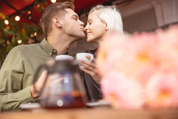 Молодая пара, встречающаяся в кафе — стоковое фото