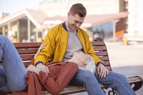 Hombre guapo hablando con su hermosa novia — Foto de Stock