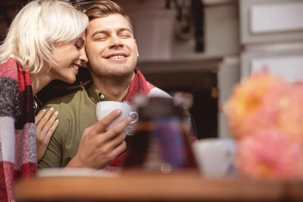 Man en vrouw voelen liefde voor elkaar — Stockfoto