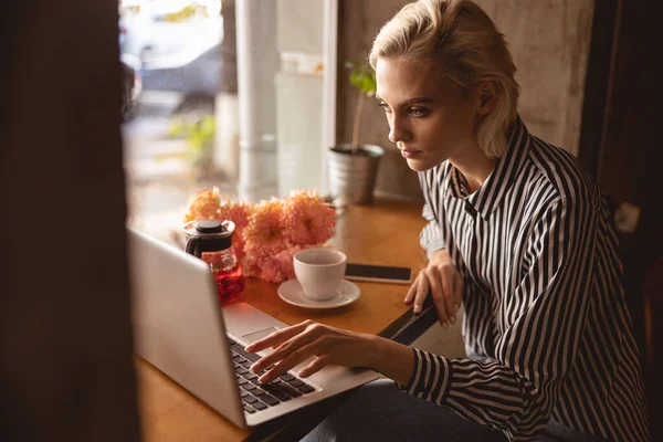 Freelancer concentrado trabajando en la cafetería — Foto de Stock