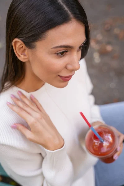 Κοντινό πλάνο της χαρούμενης γυναίκας που κρατά το ποτήρι με smoothie — Φωτογραφία Αρχείου