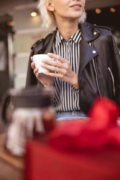 Chica solitaria bebiendo café en la cafetería —  Fotos de Stock