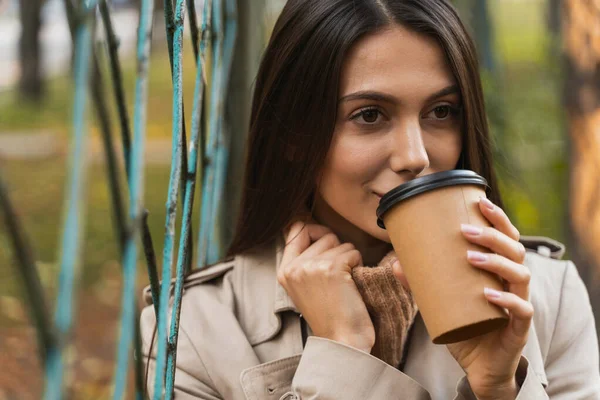 Portrait de fille brune qui boit du café — Photo