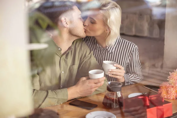 Mooi paar het hebben van hun eerste kus op de datum — Stockfoto