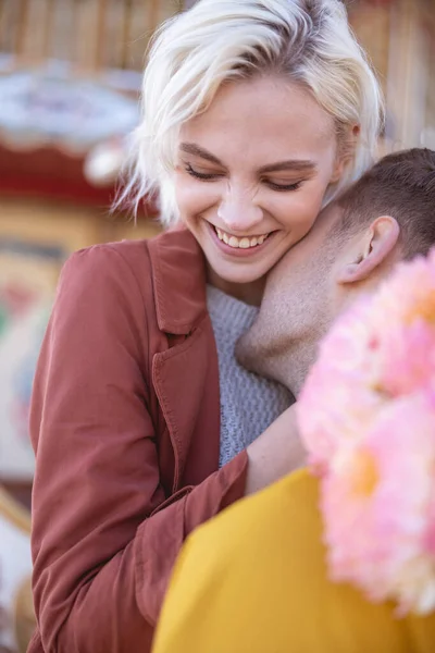 Jongeman verliefd op zijn knappe vriendin — Stockfoto