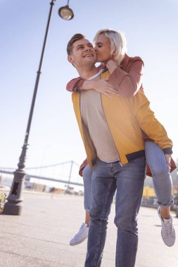 Çift güne gezintiyle başlıyor.