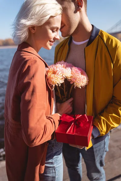 Gelukkige verjaardag meisje vieren met haar vriend — Stockfoto