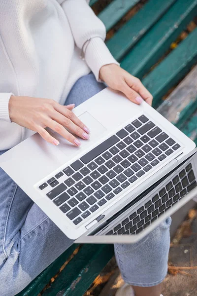 Ovanifrån foto av kvinnlig person som innehar laptop — Stockfoto