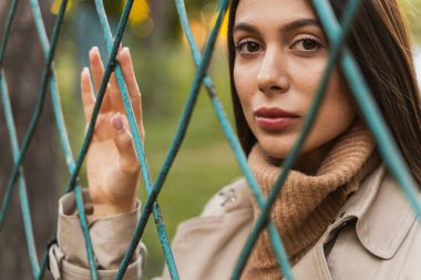 İnanılmaz uzun saçlı kız doğrudan kameraya bakıyor.