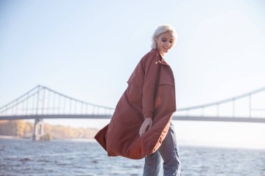 Mutlu bayan sabahını temiz havada geçiriyor.