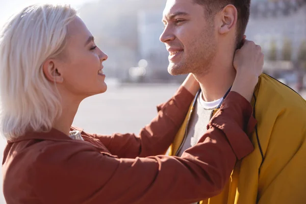 Liefdevol koppel gaat kussen tijdens hun wandeling — Stockfoto