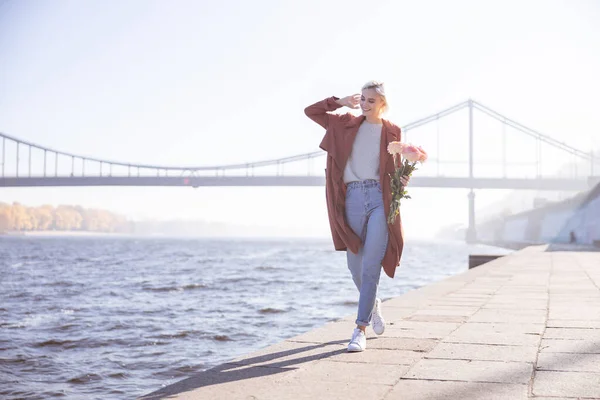 Mujer alegre disfrutando del sol brillante de la mañana —  Fotos de Stock