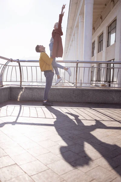 Schöne Frau, die sich bei ihrem morgendlichen Date wunderbar fühlt — Stockfoto