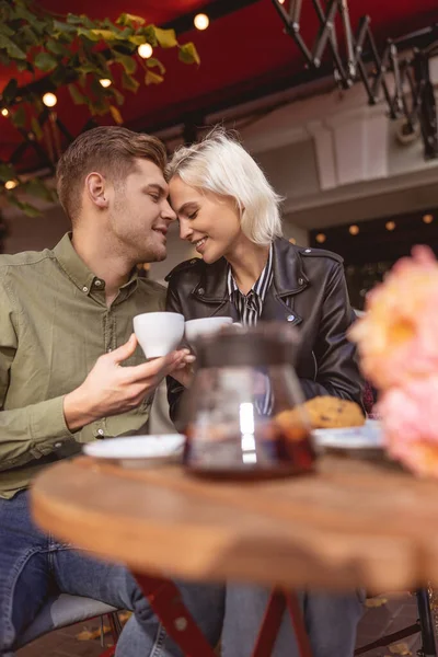 Deux personnes étant amoureux l'une de l'autre — Photo