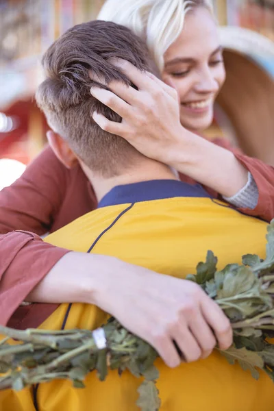 Mooie vrouw die blij is haar geliefde man te zien — Stockfoto