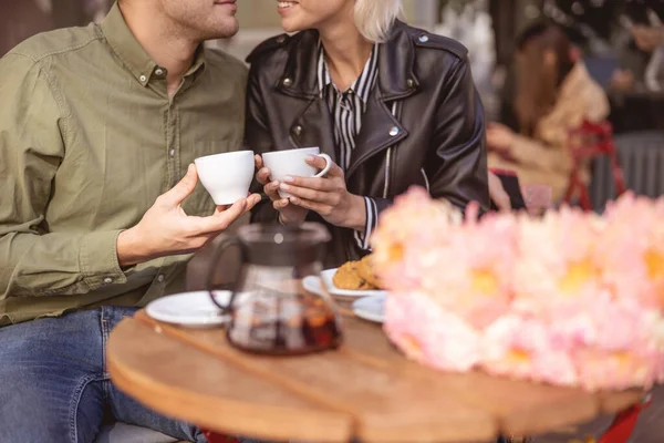 Jovens apaixonados bebendo café juntos — Fotografia de Stock