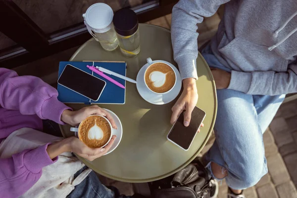 Vista dall'alto di due ragazze che si godono il caffè — Foto Stock