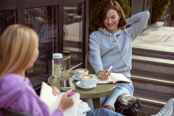 快乐的黑发女人在咖啡馆里喝咖啡休息 — 图库照片