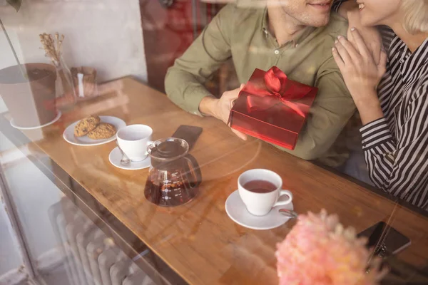 Hombre felicitando a su novia en su cumpleaños —  Fotos de Stock