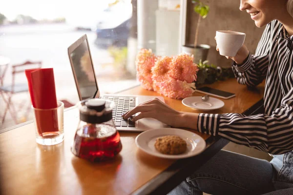 Mujer alegre trabajando remotamente desde el café —  Fotos de Stock