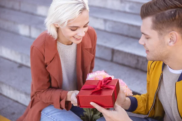 Γυναίκα είναι ευχαριστημένος λαμβάνοντας ένα δώρο γενεθλίων — Φωτογραφία Αρχείου