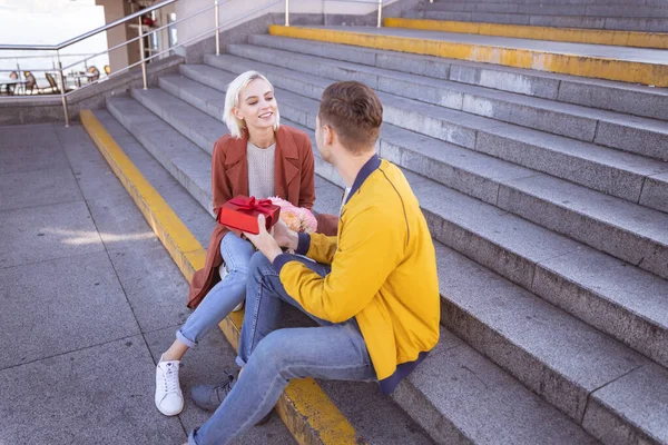 Vidám pár pihennek az üres lépcsőn. — Stock Fotó