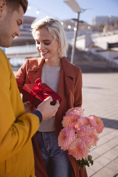 Lachende man neemt zijn vriendin mee voor een date — Stockfoto