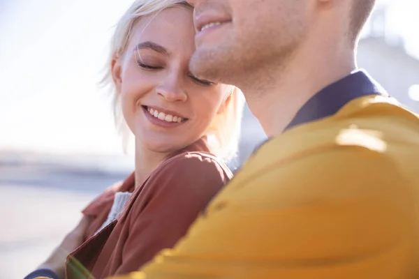 Beau couple heureux se tenant étroitement l'un l'autre — Photo