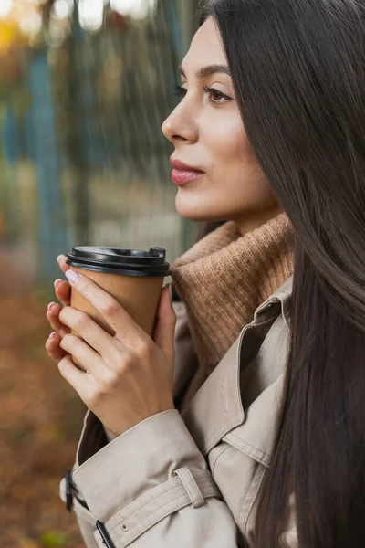 Porträtt av avslappnad kvinna njuter av kaffe — Stockfoto