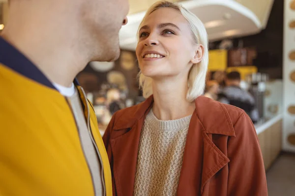 Žena se ptá svého přítele na kávu — Stock fotografie