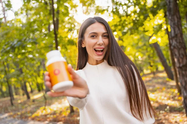 Mooie vrouwelijke persoon die recht naar de camera kijkt — Stockfoto