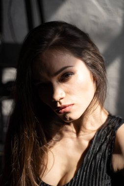 Genç, güzel, siyah saçlı kıza yaklaş.