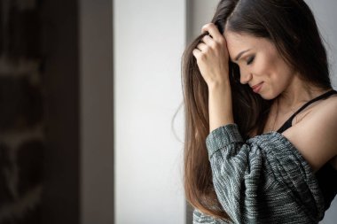 Pencerenin önünde duran güzel kadın