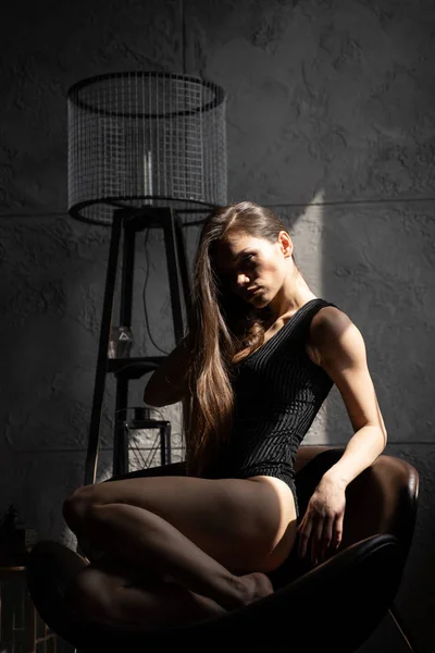 Menina no quarto escuro perto da janela — Fotografia de Stock