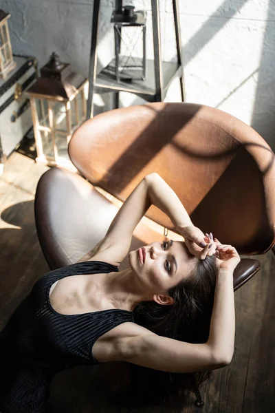 Primo piano di donna con bella pelle bianca seduta sul pavimento — Foto Stock