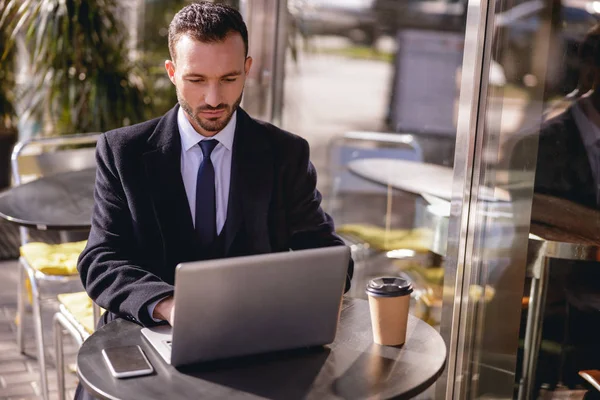 Allvarlig skäggig manlig person som arbetar med sitt projekt — Stockfoto