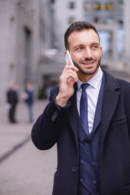 Esmer erkek telefon konuşmak pozitif memnun