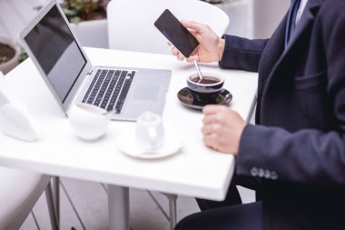 Kafe 'deki genç adama yakın durun.