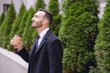 Neşeli genç adam arkadaşını bekliyor.