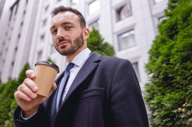 Kamerada poz veren yakışıklı adama yaklaş.